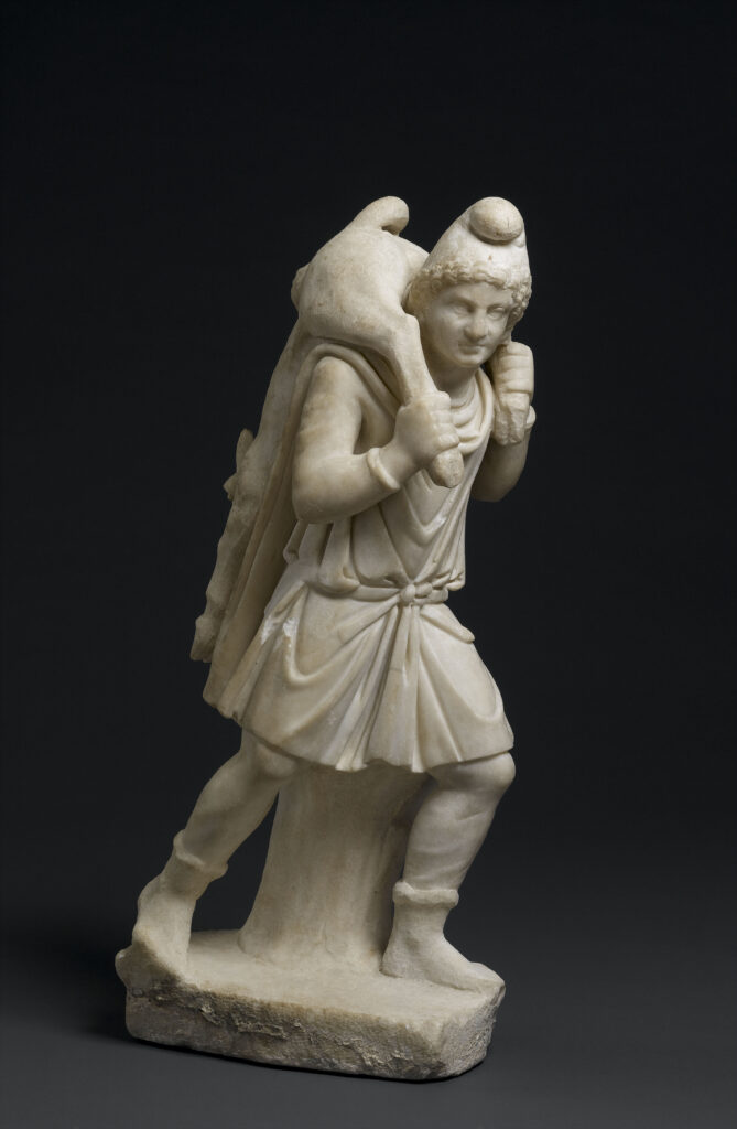 Sculpture en marbre représentant le dieu Mithra portant sur son dos un taureau qu'il tient par ses deux pattes arrières.