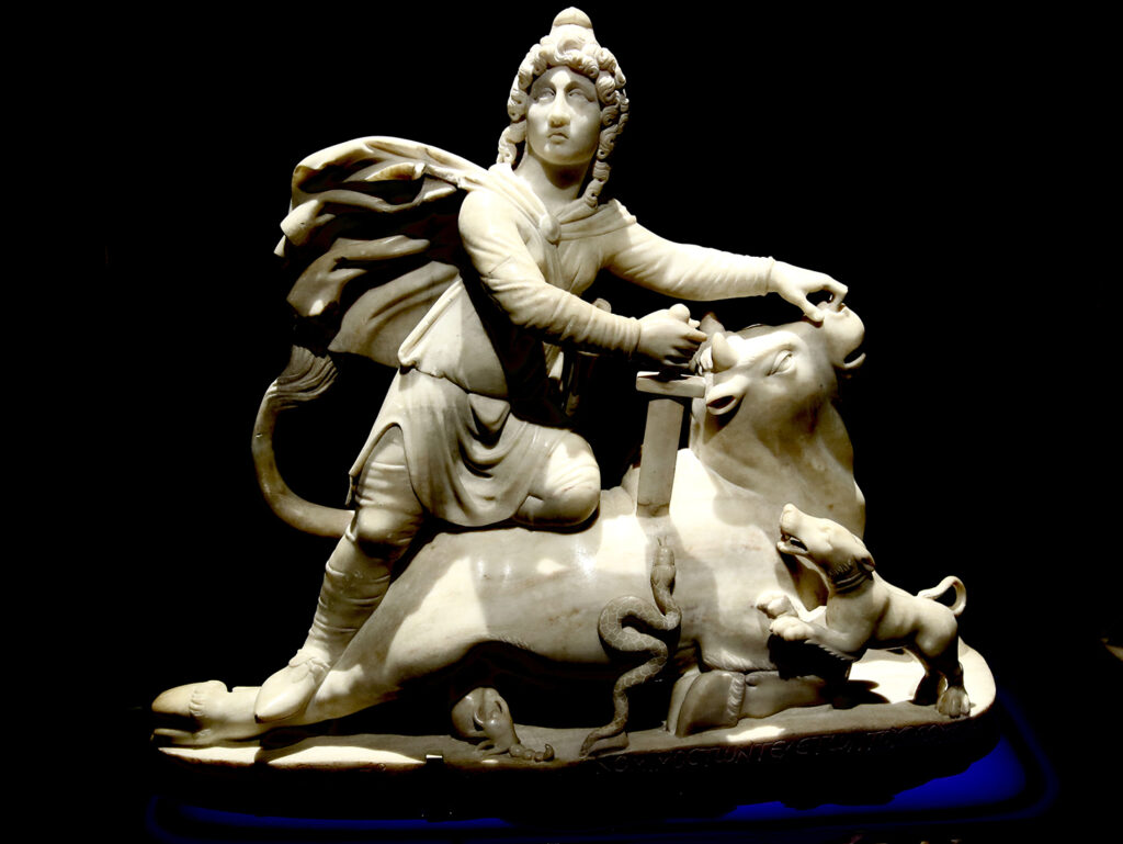 Le dieu Mithra enfonce son épée dans la gorge du taureau.