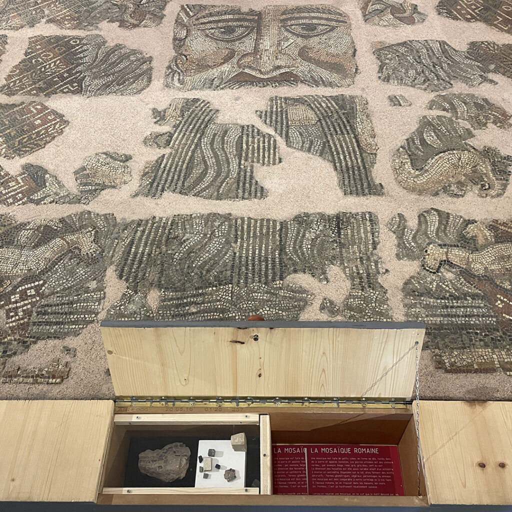 Une petite trappe a été aménagée en avant de la mosaïque qui représente le dieu Océan. Elle contient des tesselles de mosaïque de tailles différentes et des fiches expliquant les techniques de fabrication mise en œuvre pour faire une mosaïque à l'époque romaine.