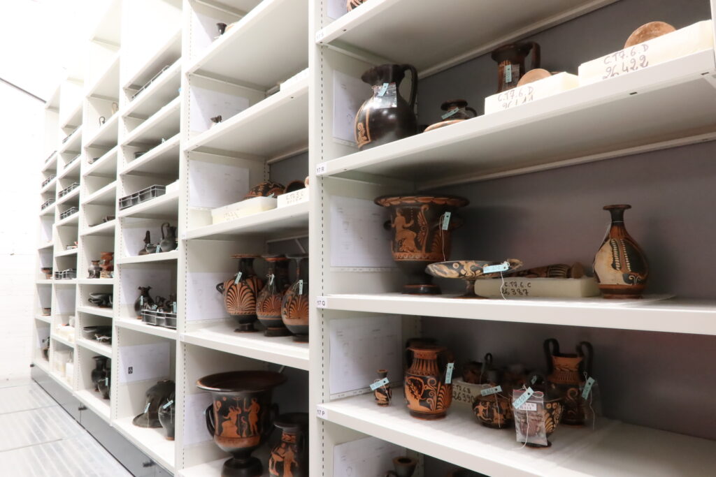 Vue d'un compactus des réserves du musée sur lequel sont stockés des vases grecs.