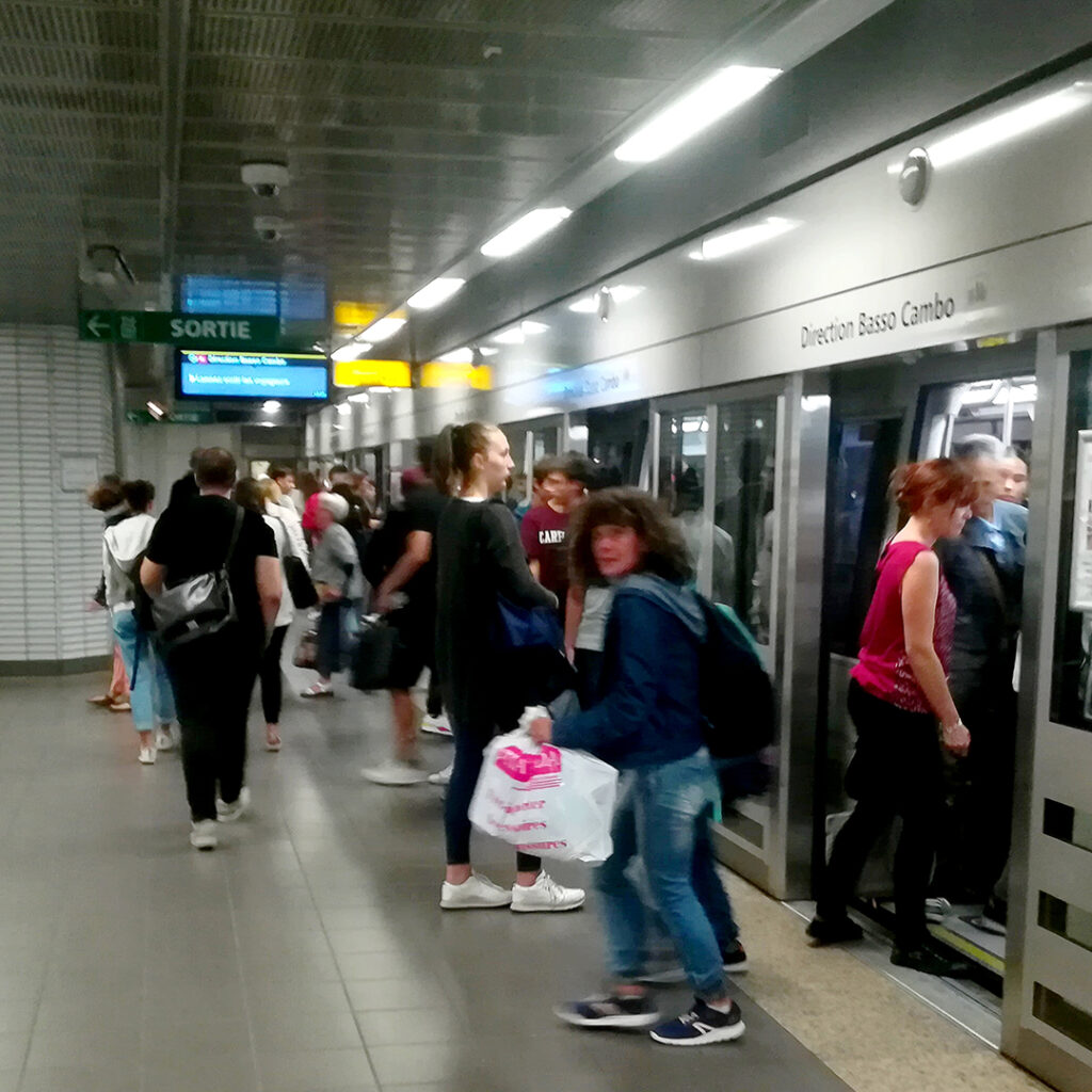 Des personnes entrent et sortent d’une rame du métro de Toulouse.