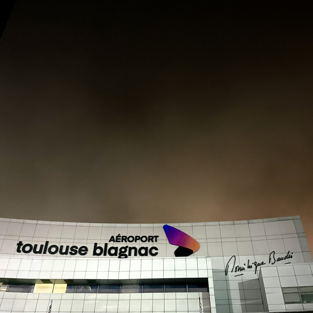 Détail de la façade de l’aéroport de Toulouse-Blagnac.
