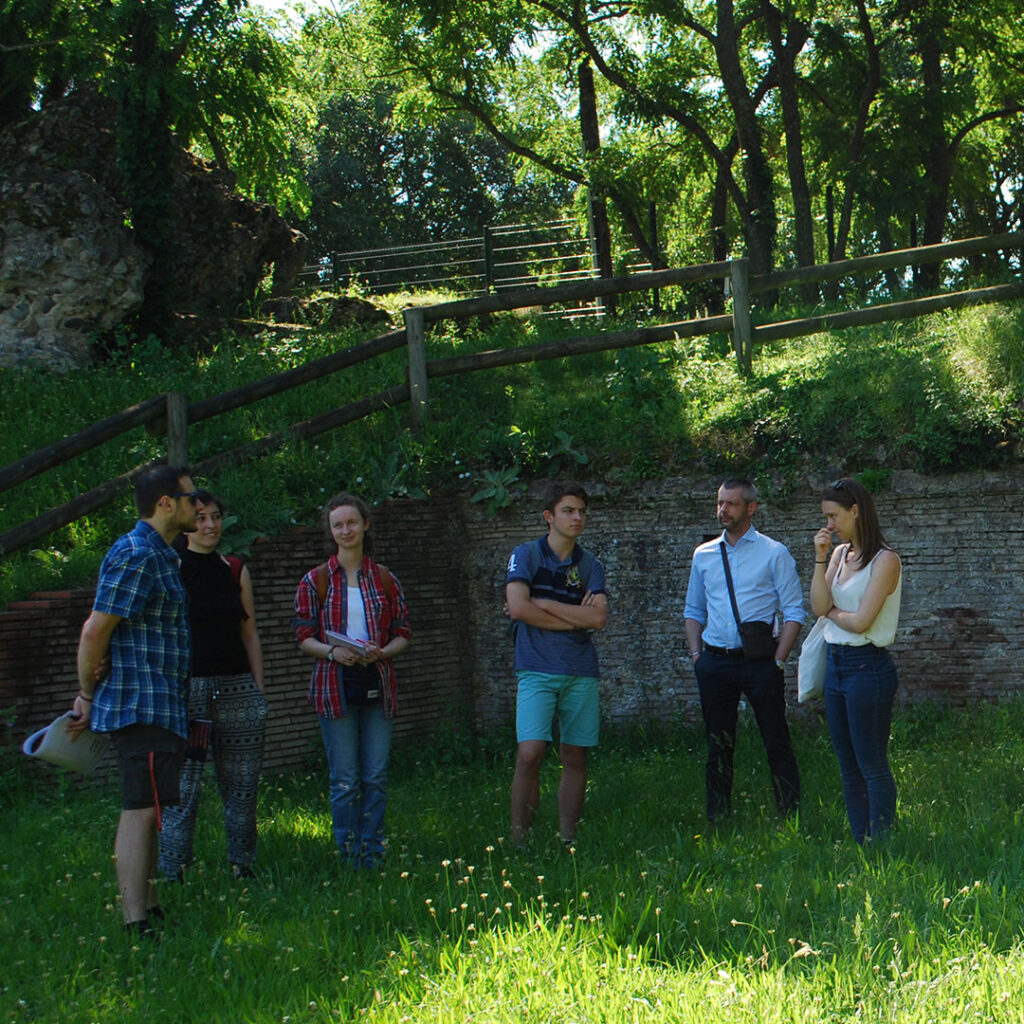 Un groupe en visite sur le site de l'amphithéâtre romain.