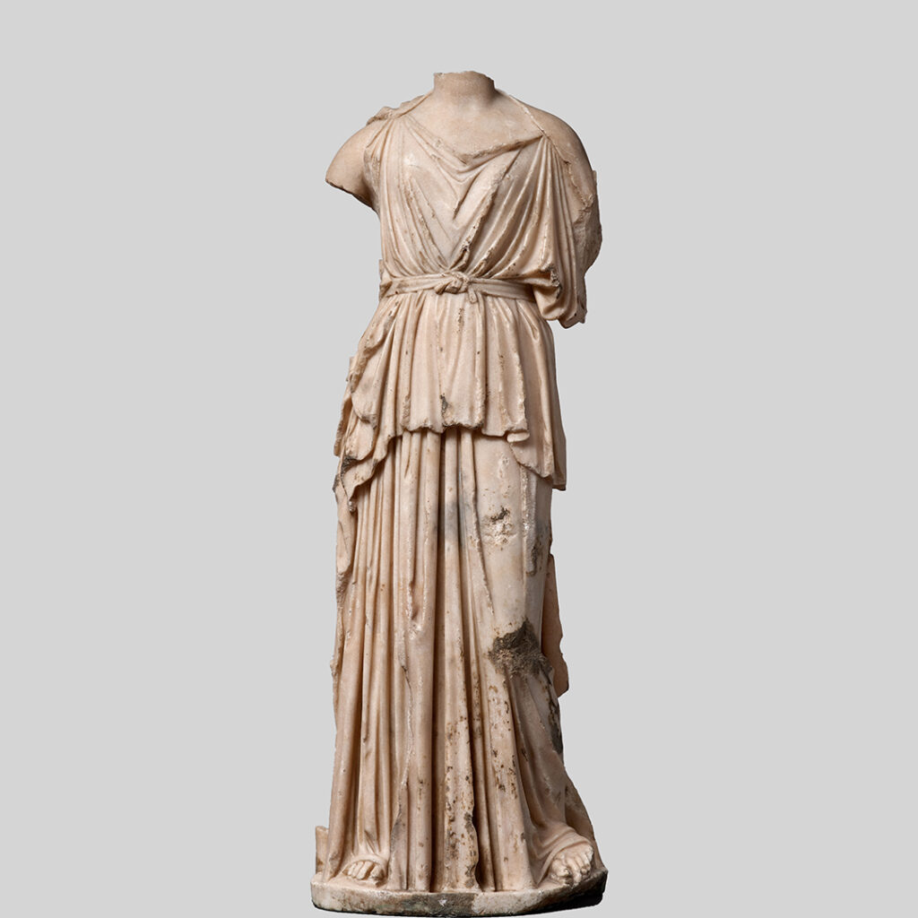 Statue représentant la déesse Athéna (la tête et les bras sont manquants).