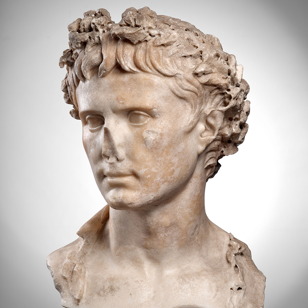 Buste sculpté en marbre représentant l'empereur romain Auguste.