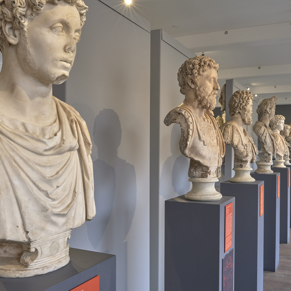 Bustes romains en marbre vus en enfilade.