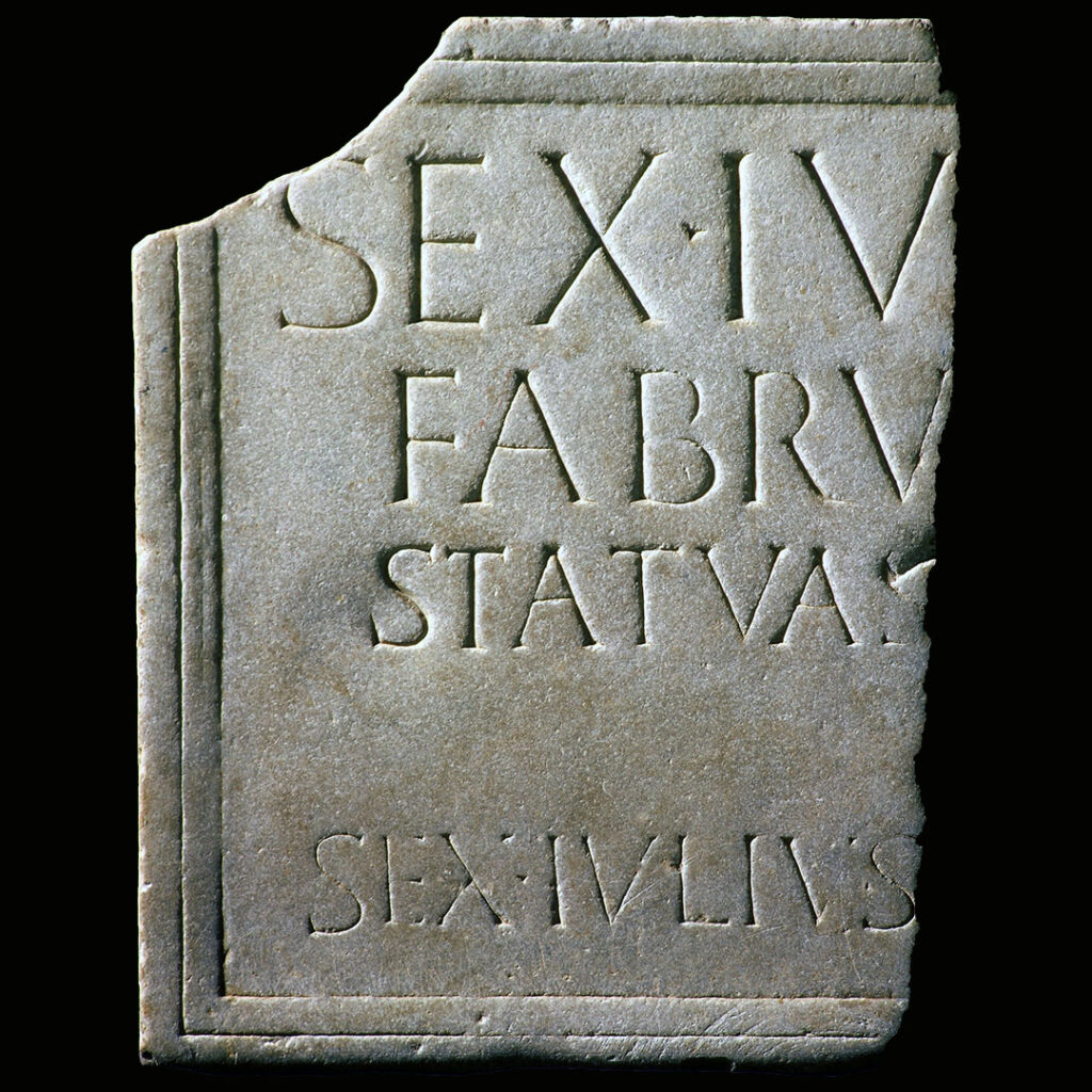 Inscription romaine. Texte : SEX.IV FABRV STATVA SEX.IVLIVS
