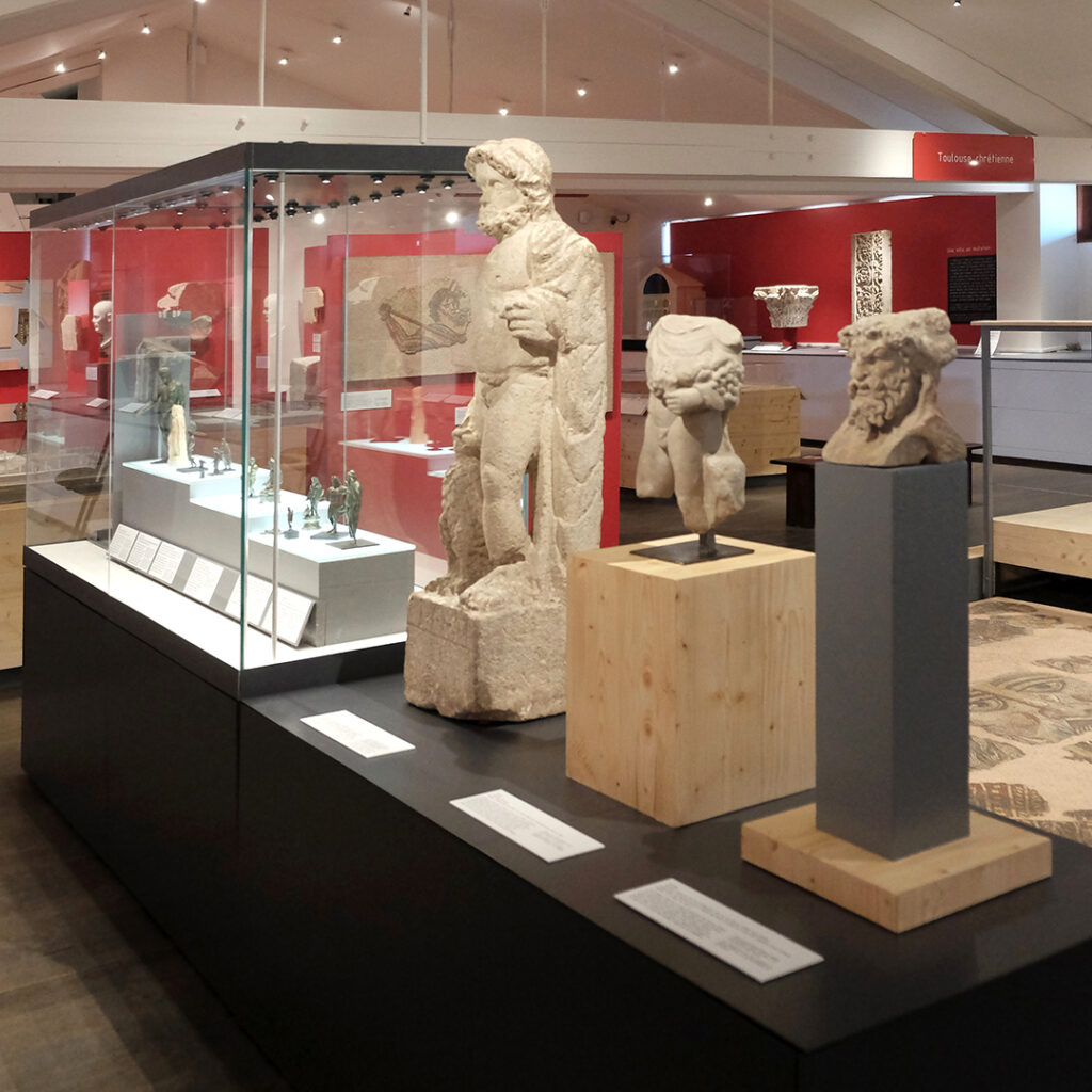 Vue des sculptures de dieux et déesses exposées au deuxième étage du musée.
