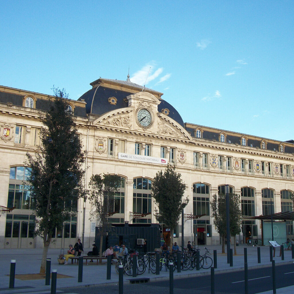 Détail de la façade de la gare SNCF Toulouse-Matabiau.