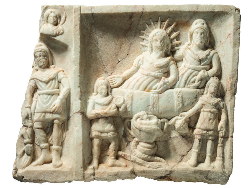 Fragment d'un relief en marbre représentant le banquet de Sol et de Mithra. La description détaillée figure dans le texte.
