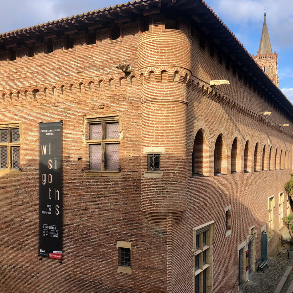 Vue extérieure du bâtiment dans lequel est installé le musée : on distingue la petite façade ouest et sa tourelle et la façade méridionale qui donne dans le jardin.