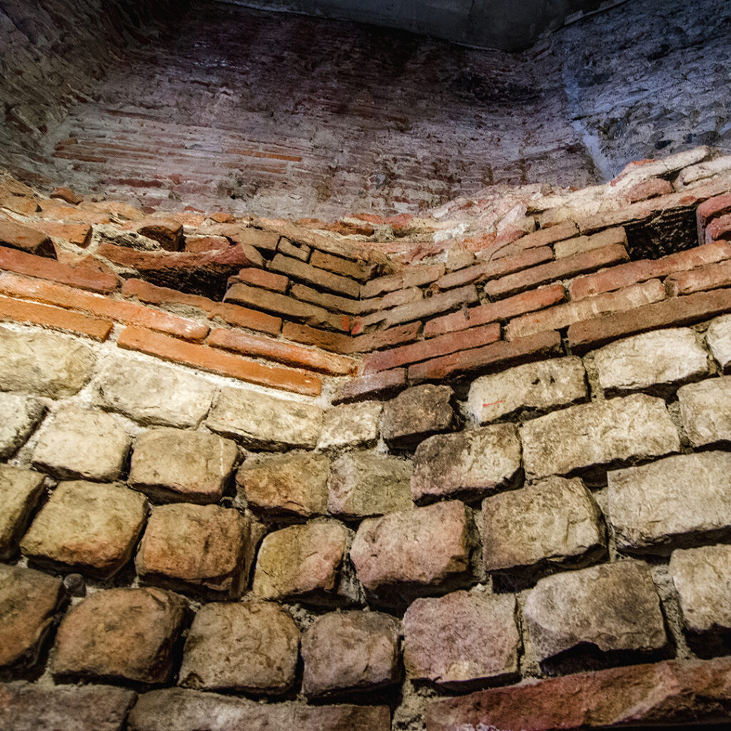 Vestige de la tour romaine du rempart conservé à proximité de la place Saint-Pierre. Du bas vers le haut on voit le système de construction, d'abord en moellons calcaires puis en briques.