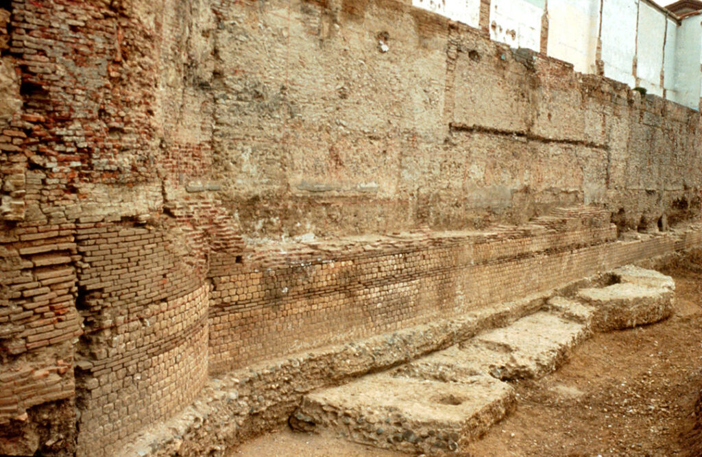 Vue de la portion du rempart romain : au premier plan, une tour puis la courtine. 