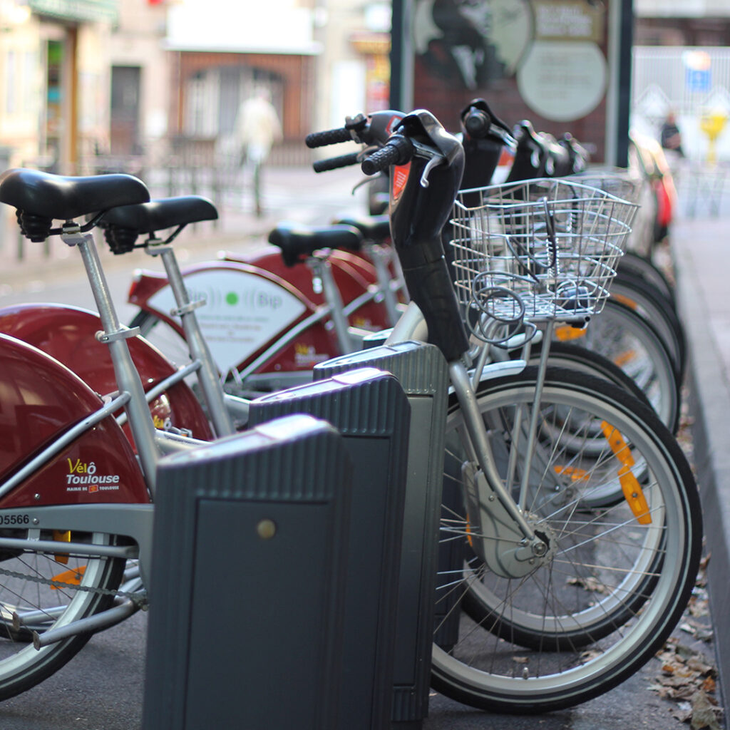 Des vélos disponibles sur une vélo station VélÔToulouse.