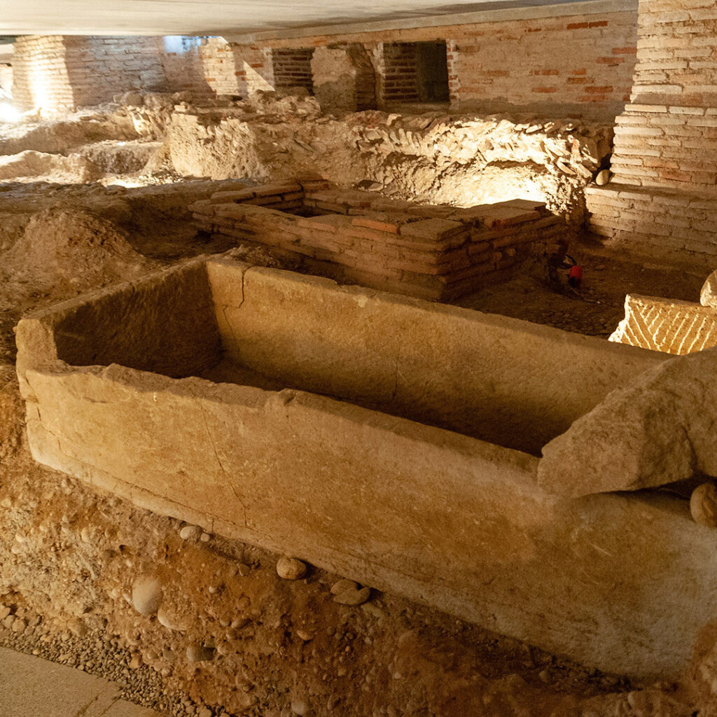 Dans la crypte archéologique de Saint-Pierre-des-Cuisines : une cuve de sarcophage