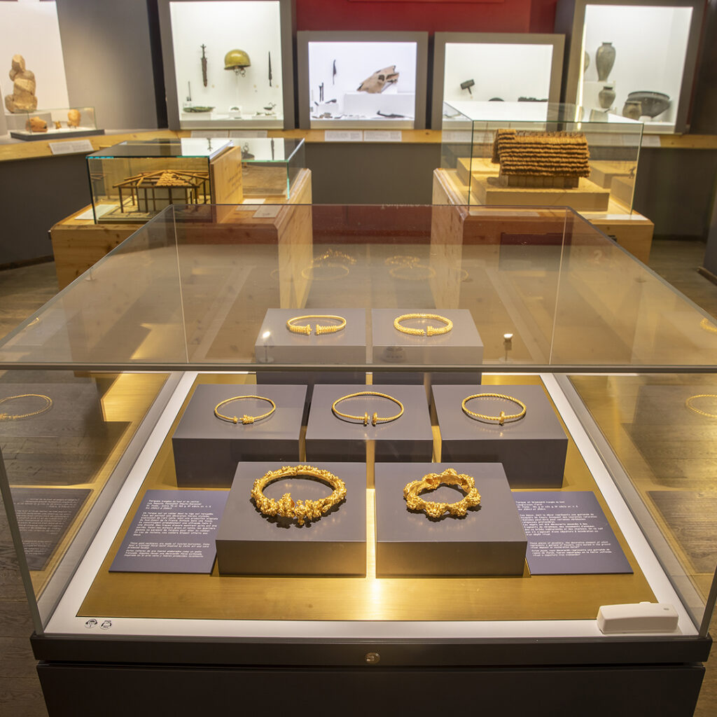 Vitrine du musée contenant les bijoux celtes en or.