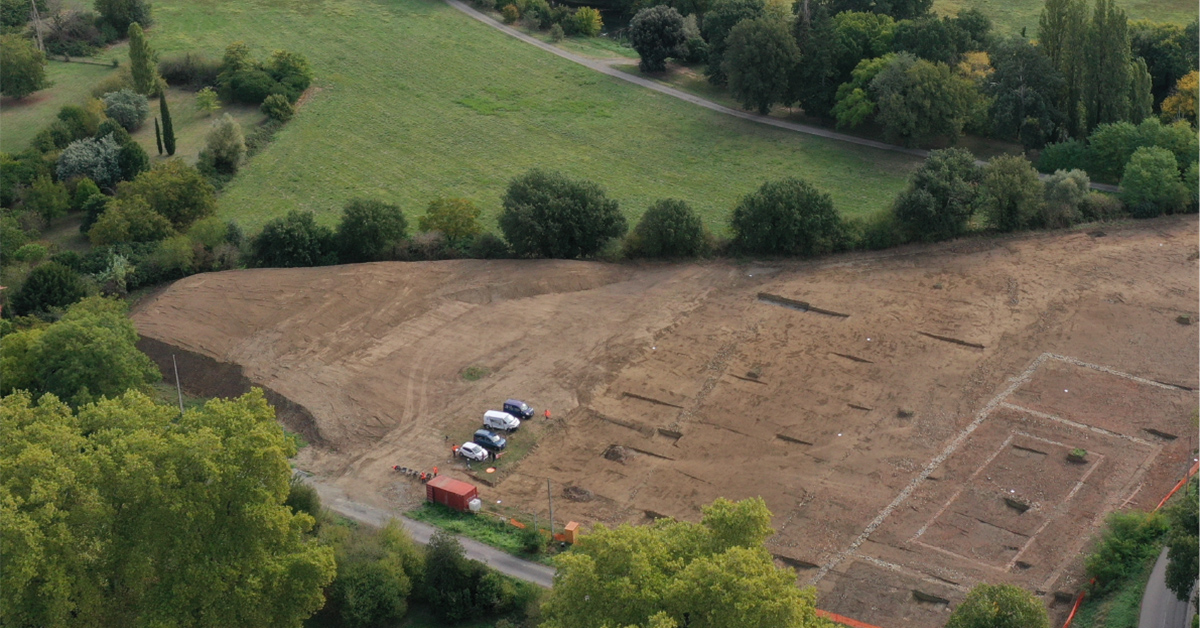 Vue aérienne d'un site archéologique en cours de fouille.