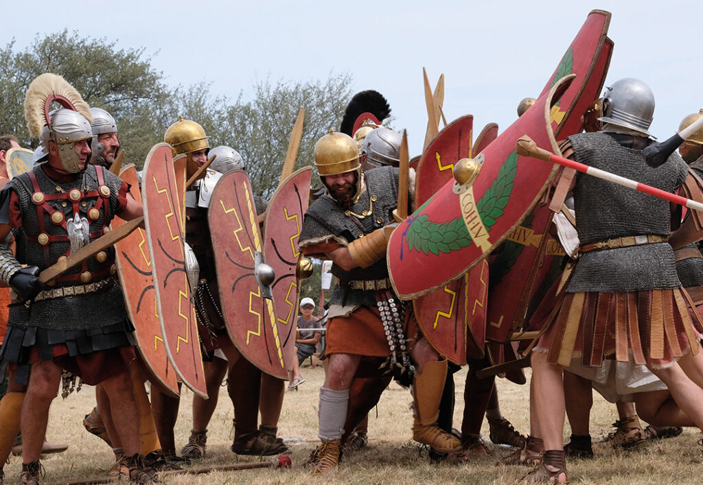Des légionnaires romains en train de combattre.