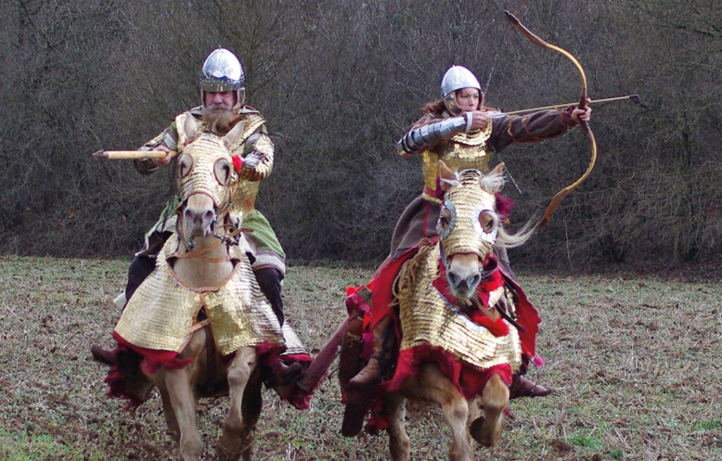 Deux cavaliers de la fin de l'Antiquité, dont une tire à l'arc.