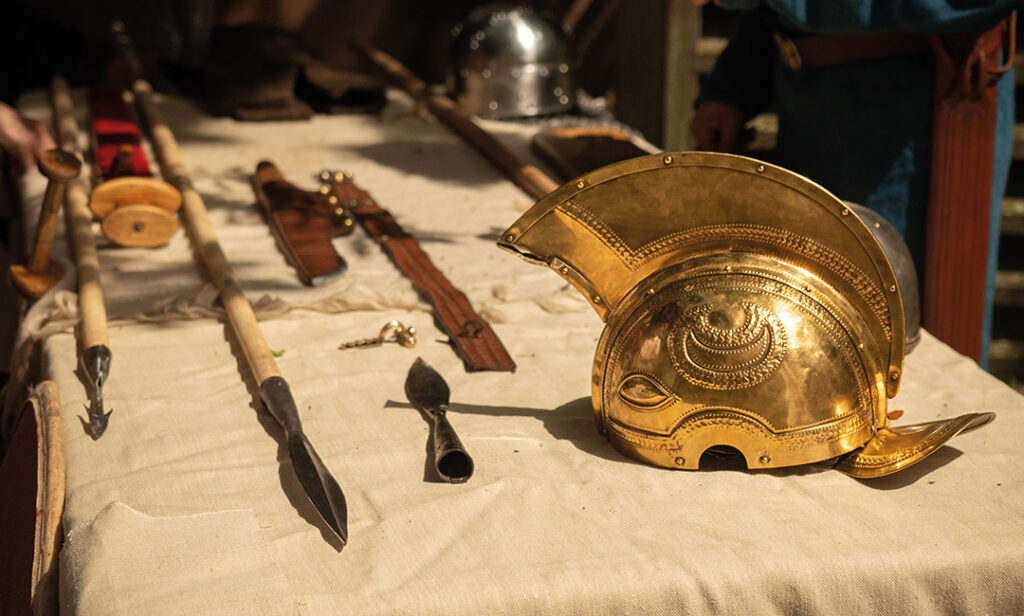 Table sur laquelle sont disposées des reconstitutions d'armes de la fin de l'Antiquité.