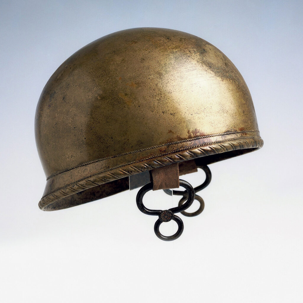 Vue de profil d'un casque de militaire.