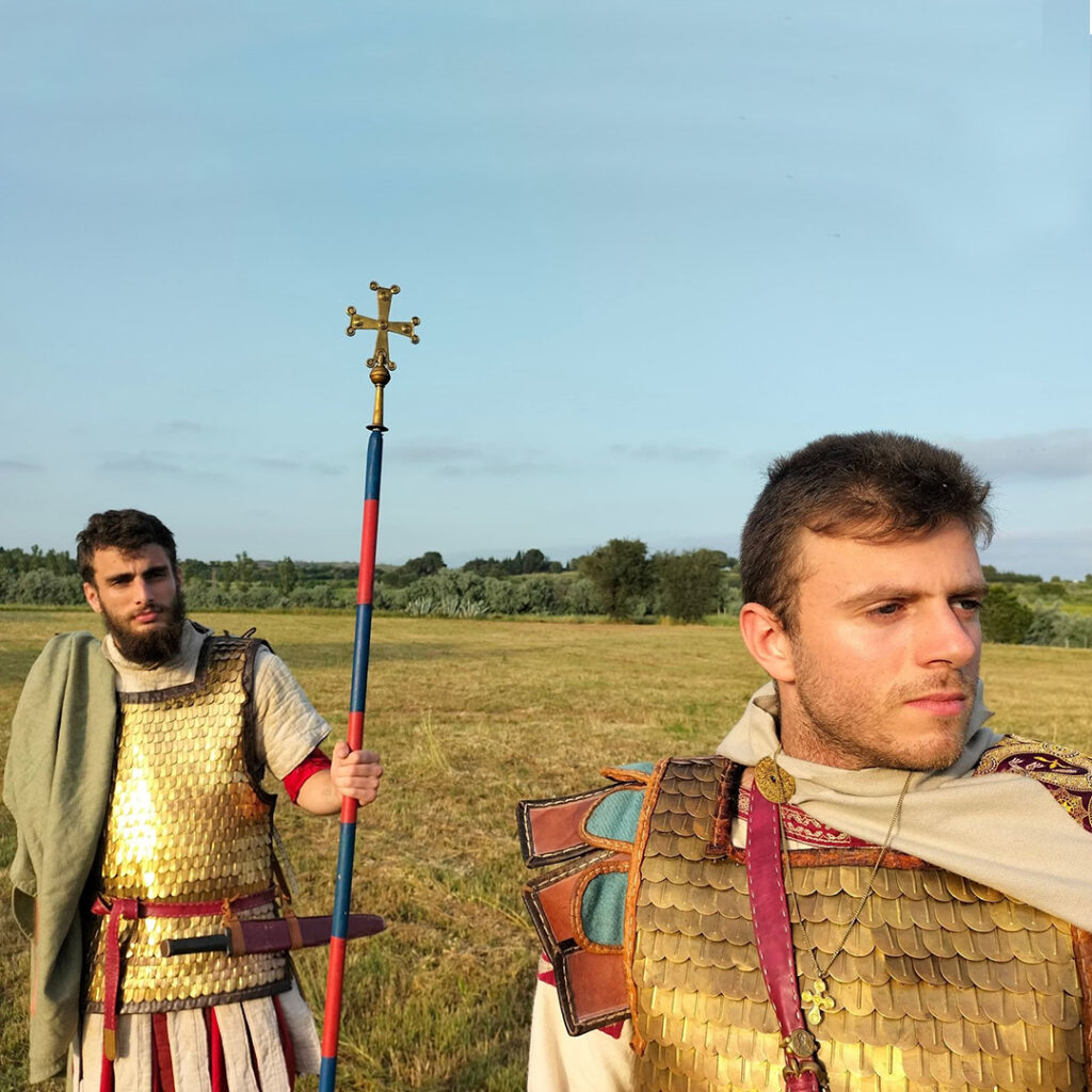 Deux hommes costumés en militaires byzantins.