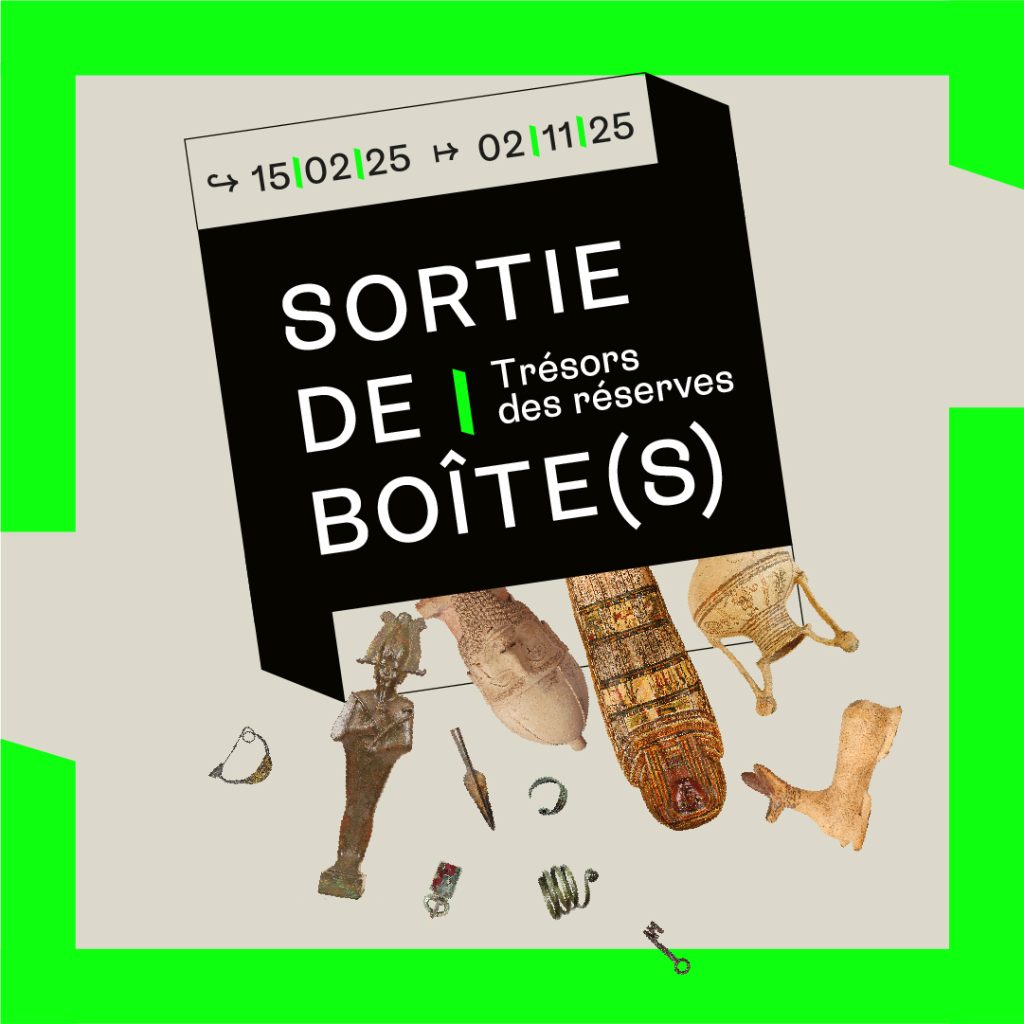 Affiche de l'exposition "Sortie de boîte(s). Trésors des réserves". Du 15/02/25 au 2/11/25. Cerné par un fond vert, des objets semblent sortir d'une boîte renversée : une statuette égyptienne, un bracelet, une fibule, un sarcophage égyptien, un vase...