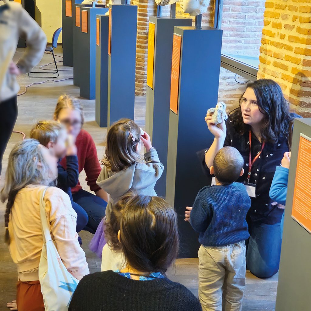 De jeunes enfants assistent à la visite "Chouette visite".