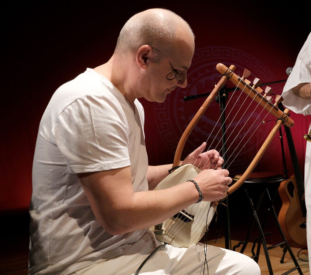 Un musicien jouant de la lyre