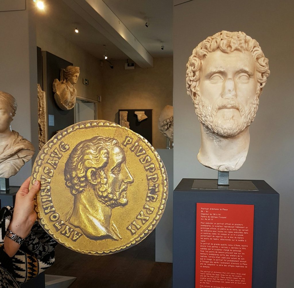 Monnaie et buste d'empereur