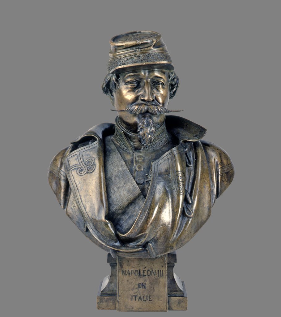 Buste en bronze représentant l'empereur Napoléon III. Il porte un kébi et un manteau militaire.