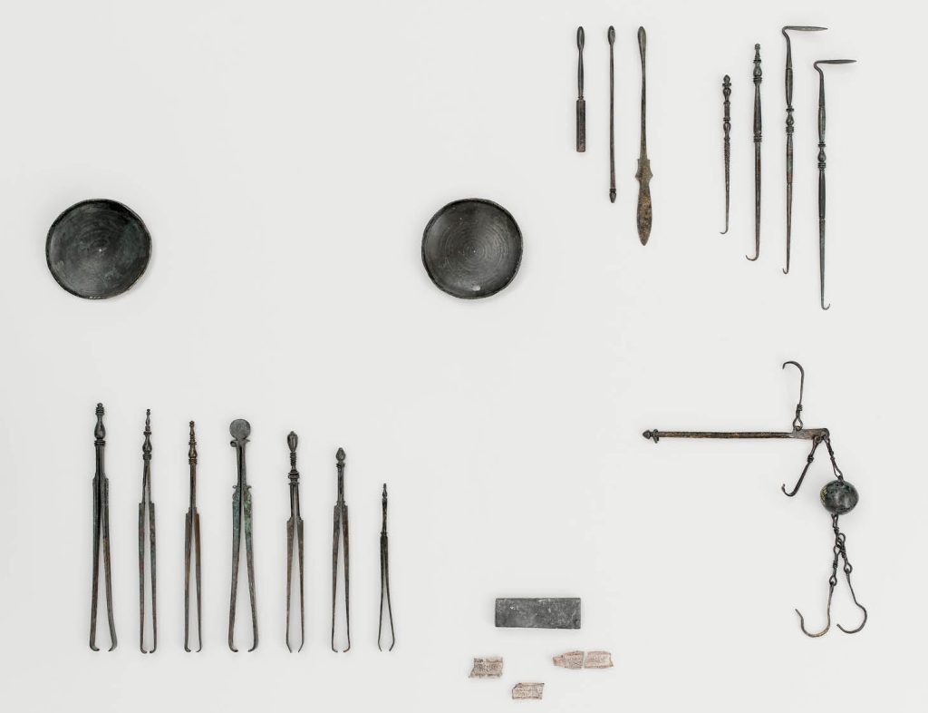 Ensemble d'instruments en métal (pinces balances, palettes) retrouvés dans la trousse d'un oculiste romain.